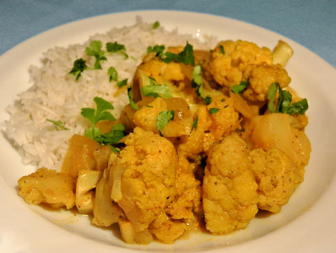 El curry contrasta muy bien con la coliflor
