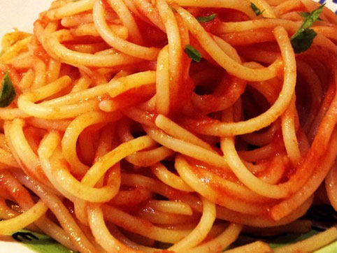 Espaguetis con tomate casero